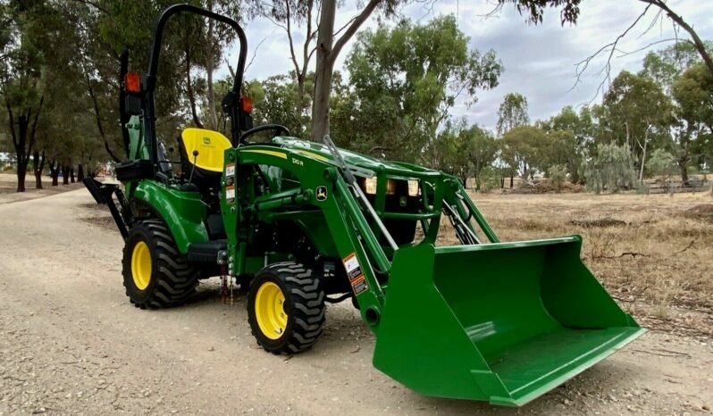 Tractopelle John Deere 1023E complet